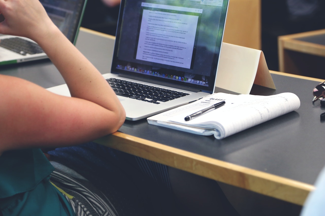 Cui se adreseaza un content writer: algoritmilor Google sau cititorilor?